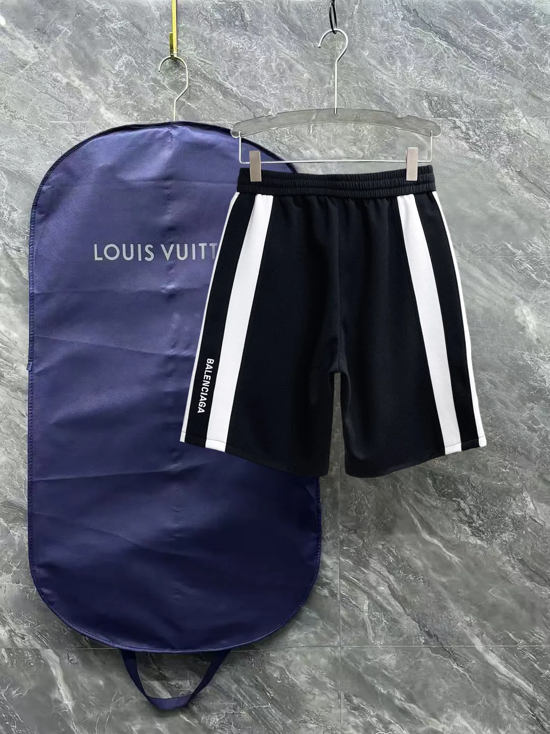 Balenciaga's three-standard complete 2026 summer New Arrival men's casual shorts, advanced custom-made Breathable fabric, Breathable fabric, extremely stretchy and comfortable, impeccable details, top-grade accessories, original logo design concept, delicate and soft feel! The upper body fit is awesome! Size: M-XXXL Please state your height and weight when ordering